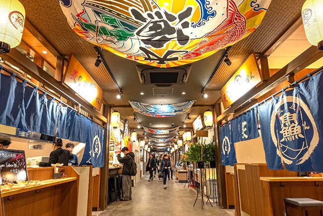 豊洲市場の新鮮な食材を使った店舗が人気を集める「豊洲 千客万来」の目利き横丁