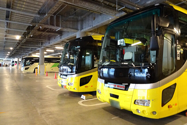 豊洲界隈では唯一、大型バスが27台収容できる駐車場を整備。団体客の受け入れ態勢も万全だ
