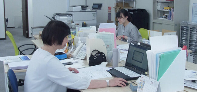 希望のつぼみグループの様々な部門の連携を支えるスタッフが働く事務所