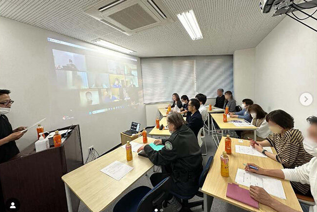 青山社長は、定期的に職員向けセミナーを実施。これからの時代認識と青山の進むべき道を、熱い思いを込めて話す（希望のつぼみインスタグラムより掲載）