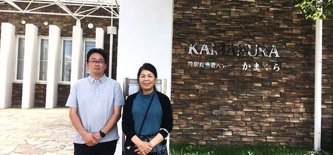浅見直事務部長（左）と三富ますみ施設長（右）　特別養護老人ホームかまくらの入り口で
