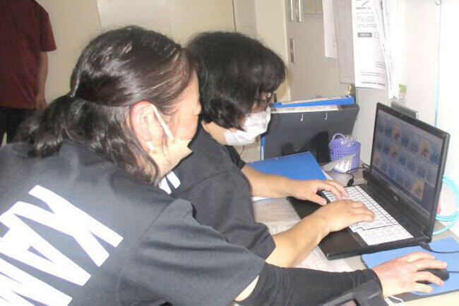 見守りセンサーをスタッフが画面で確認する様子