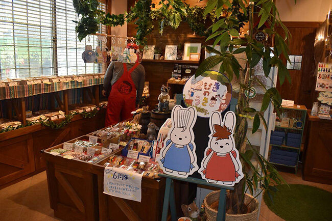 来店客を出迎える2匹のうさぎ。店内はうさぎのキャラクター商品であふれている