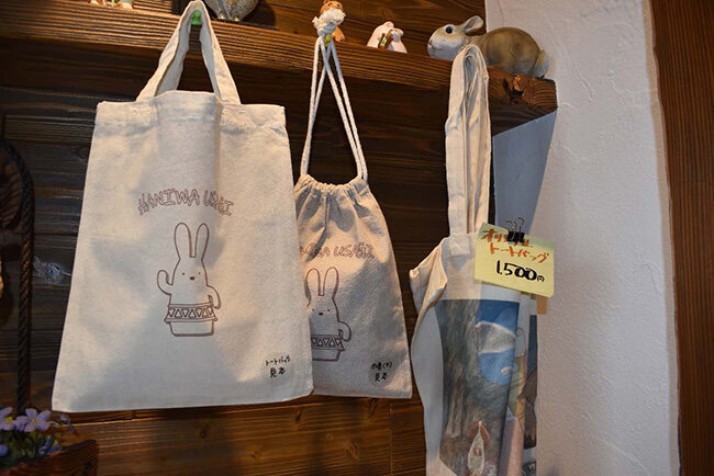 衣類に直接印刷できるプリンターで印刷した「はにわうさぎ」のキャラクターの布バッグ