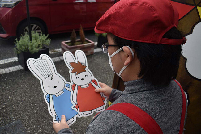 2匹のうさぎを見つめる店長の大門さん