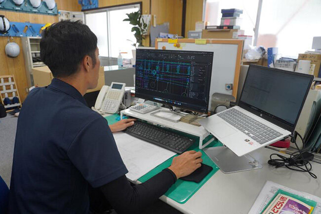 2次元のCADシステムを活用する様子