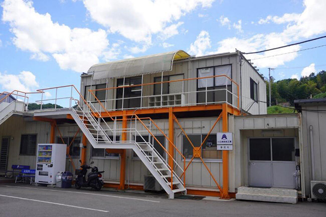 三共機械工業の工場の敷地内にある事務所の外観