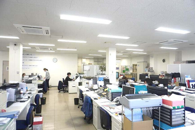 梶運送本社のオフィスの様子
