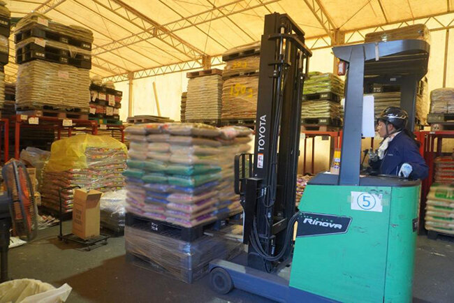 フォークリフトを使って出荷準備をする女性スタッフ