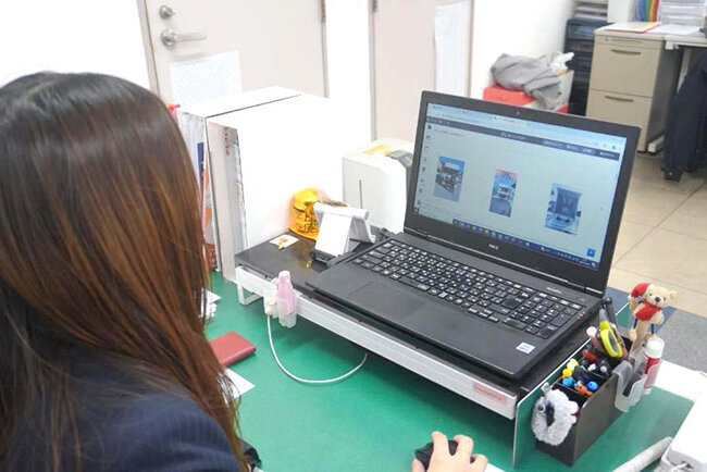 ホームページ作成システムを活用してホームページを編集する様子