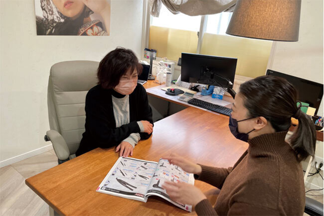 得意先への提案商品を相談するカー社長と社員