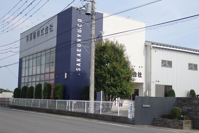 北関東自動車道の伊勢崎IC近くにある栄運輸の本社屋