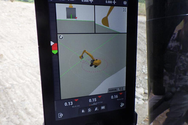 建機の位置やバケットの角度・位置・高さ等が表示される建機内のモニタ画面