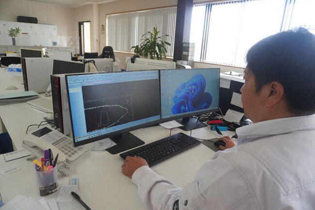 CADを活用して土木工事の設計図を作成する様子