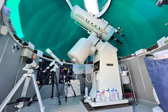 こども天文台　自社ビルの屋上に建設したドーム天文台には大型の反射望遠鏡など各種望遠鏡が装備され、地元住民向けに開放されている