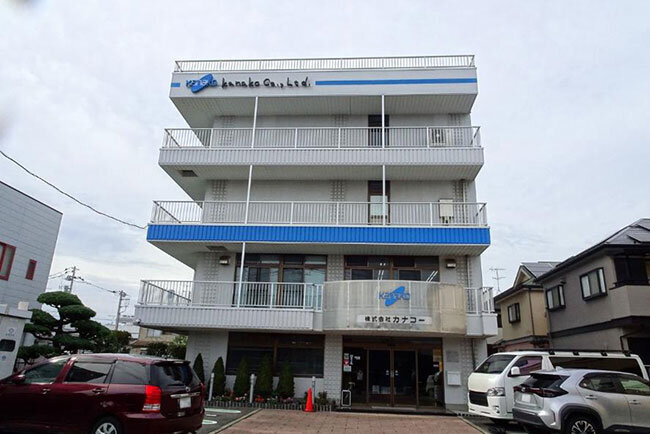 本社外観　2024年9月期は売上高大幅増を見込み、グループ事業の相乗効果でさらなる成長を目指す