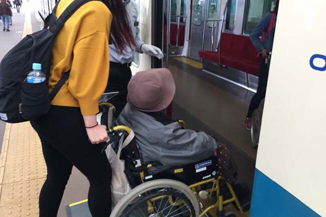 鉄道会社の協力を得て、電車での外出