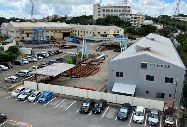鉄製品を生産する工場が並ぶ仲本工業の工場（本社屋上から撮影）