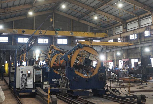 工場で稼働している溶接ロボット