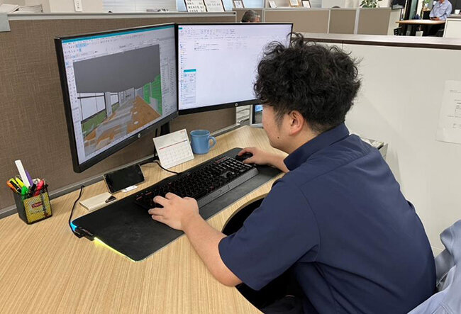 BIM対応型の3D-CADシステムを使って3Dモデルをチェックする様子