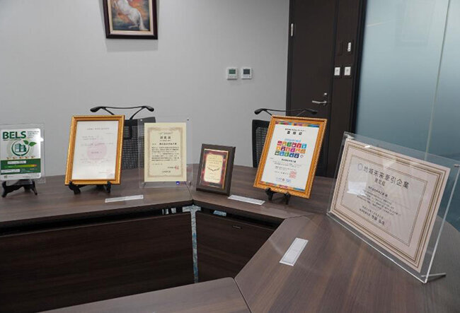 働きやすい環境を作ることを社会に示す様々な認証や認定を取得している