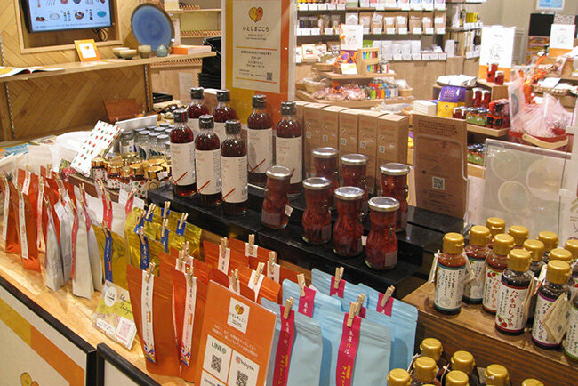 九州の特産品を販売する三年坂マルシェ