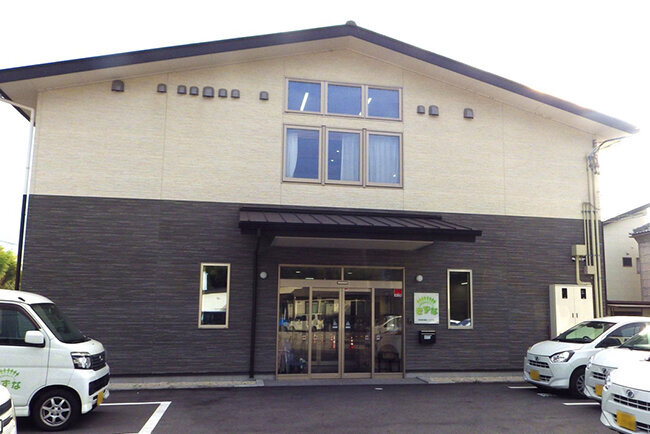 住宅型有料老人ホームのエントランス。2025年3月には隣に障がい者支援施設もオープンする