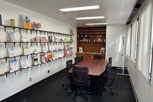 ファビオのショールーム内のこれまでの印刷物と商談スペース