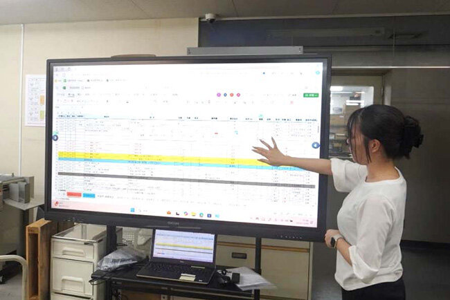 発送状況をリアルタイムで表示している電子黒板