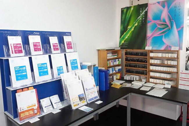 ショールームでは印刷用紙や和紙などのサンプルを多数そろえている