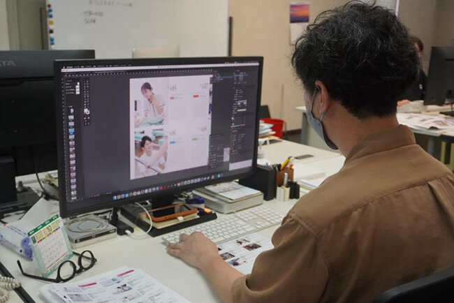 パソコンでコンテンツの制作に取り組むファビオのデザイナー