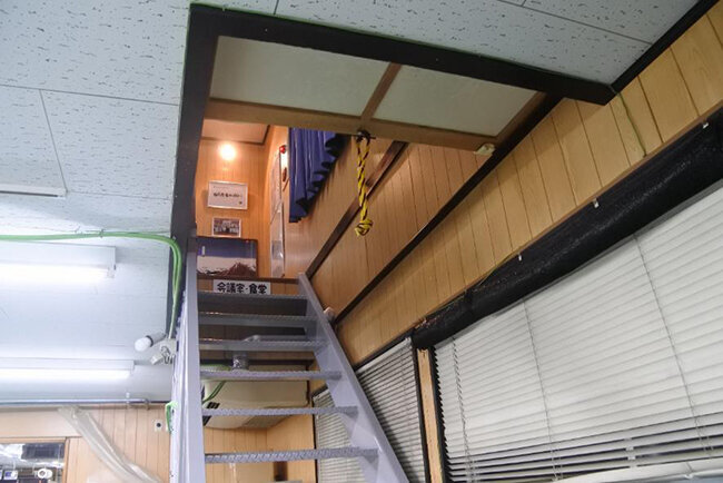 階段に引き戸式の仕切り板を設置し、温めたり冷やしたりした空気を逃がさない。