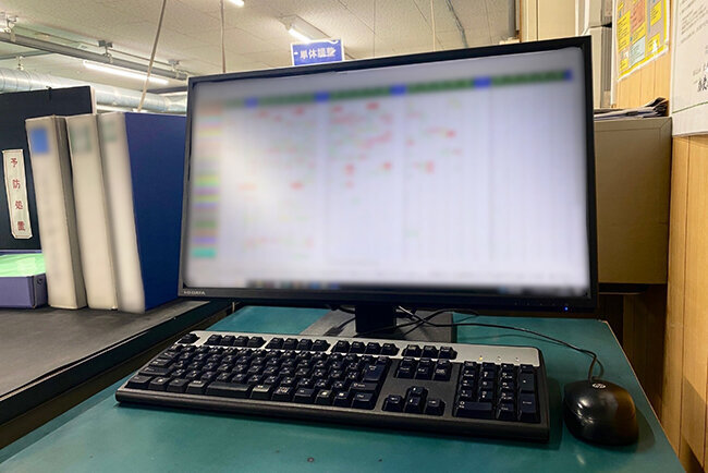 モニターで作業スケジュールと進捗状況を確認できる