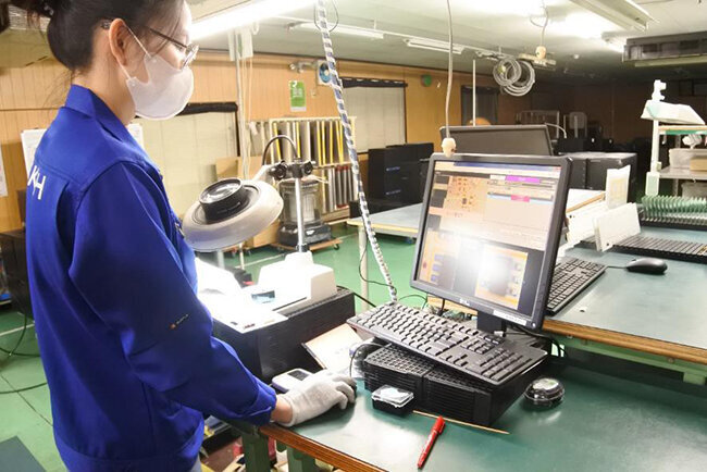 3Dカメラ検査装置のモニターで基板をチェック