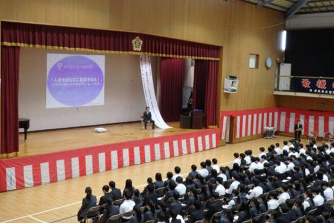 母校の生徒を前に講演=ホームページより