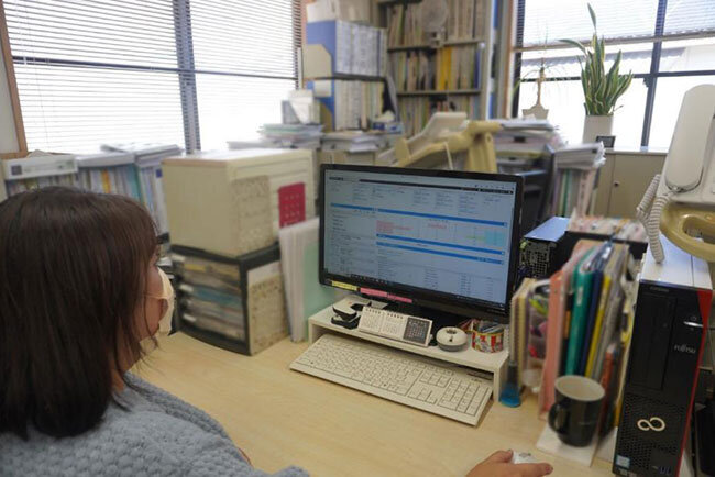 グループウェアを活用して職員のスケジュールを確認する様子