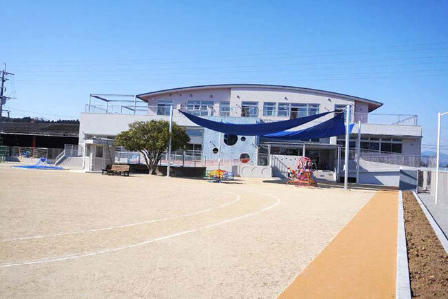 2024年11月に新しく建て替えた明照保育園の園舎と園庭