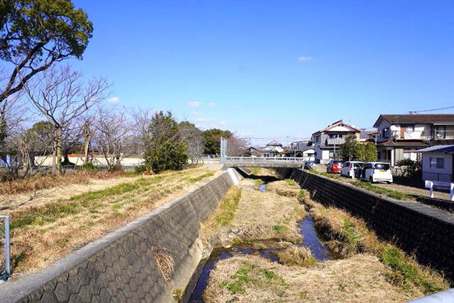 まちなかテラスの近くには佐土原城の堀跡も残る