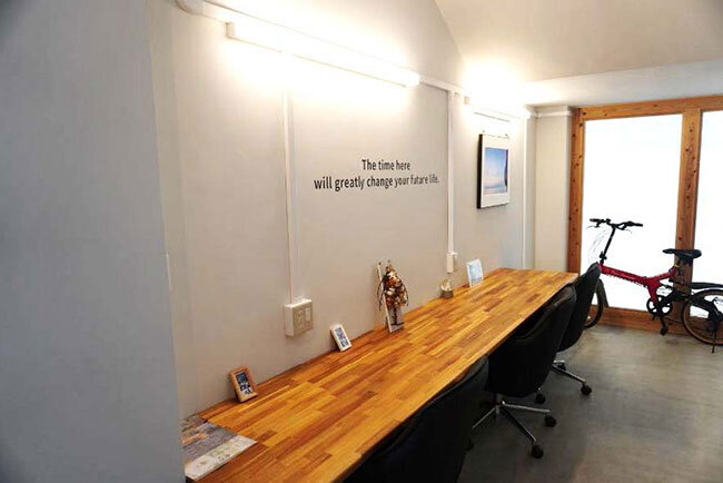 学習やパソコンなどを使った仕事ができるように設置している長尺デスク