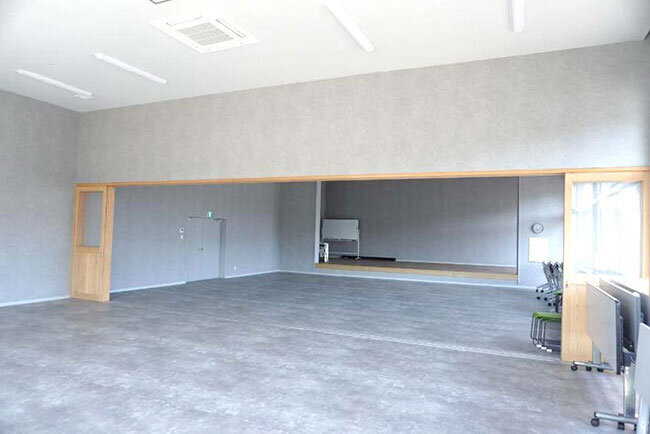 二階に設けられているステージを備えたホール