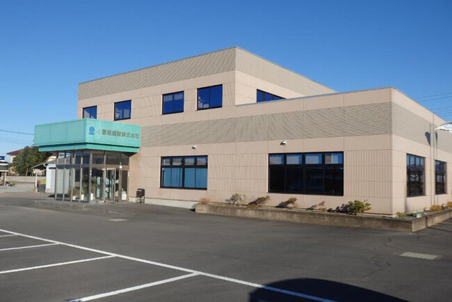 小曽根久八代表取締役が建設業のイメージ刷新を狙って就任2年目に建設した本社屋（群馬県館林市）