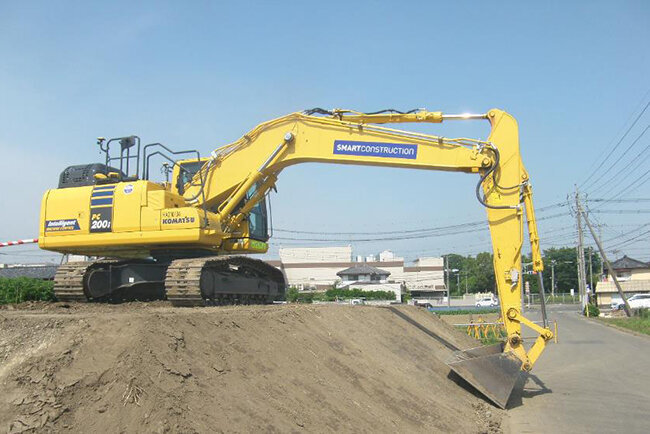 複雑なレバー操作なしでも高効率な施工を実現するICT油圧ショベル