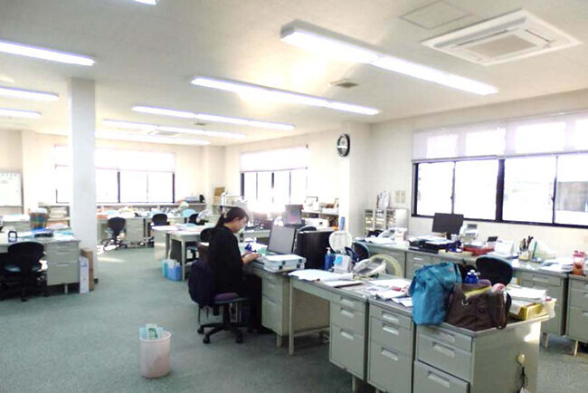 本社1階の事務所は社員間コミュニケーションの円滑化を狙って、土木、建築の両部門と事務部門を1フロアに一体化している。窓を大きく取り採光も良くしている