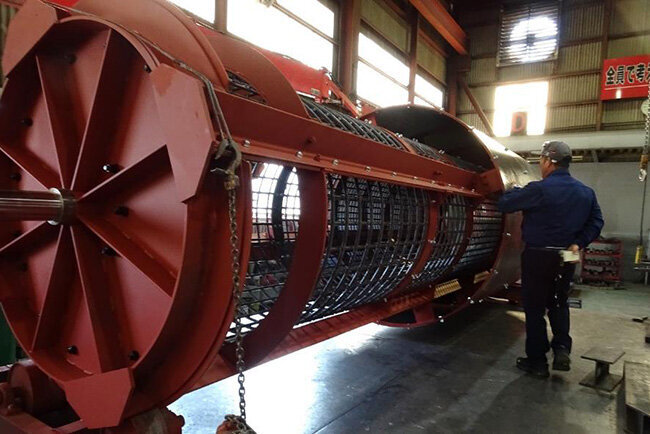 砂利分別機　砕いた石は穴の大きさによって用途別にふるい分けられる