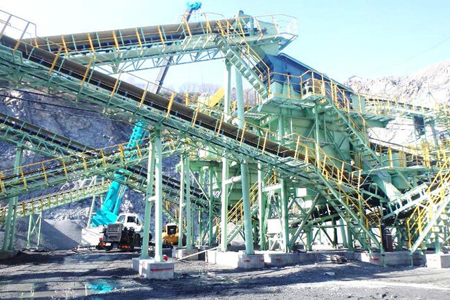 大型砕石プラントの施工現場をきめ細かく撮影し、若手技術者がデータベースを検索して過去の工事から問題解決策を探る