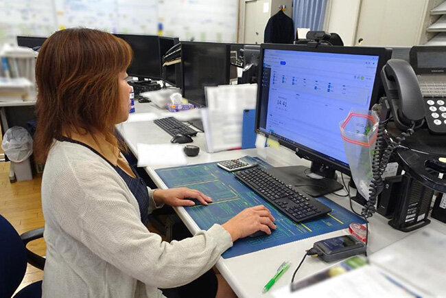 実働時間把握と「脱・手計算」を目的に導入した勤怠管理システムが本稼働。給与計算システムとも連携した