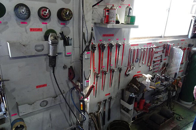 製造や修理に使うすべての工具類は整然と並べられて作業効率向上に役立っている
