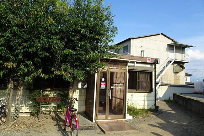 培ってきた技術を別の業界で生かす経営ビジョンの具体化に備える本社事務所と工場（右奥）