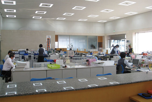 関信用金庫の本店の1階