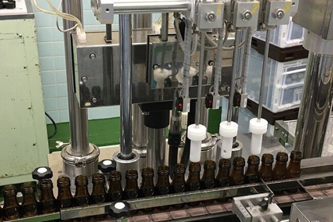 守山工場のドリンク剤充填（じゅうてん）機